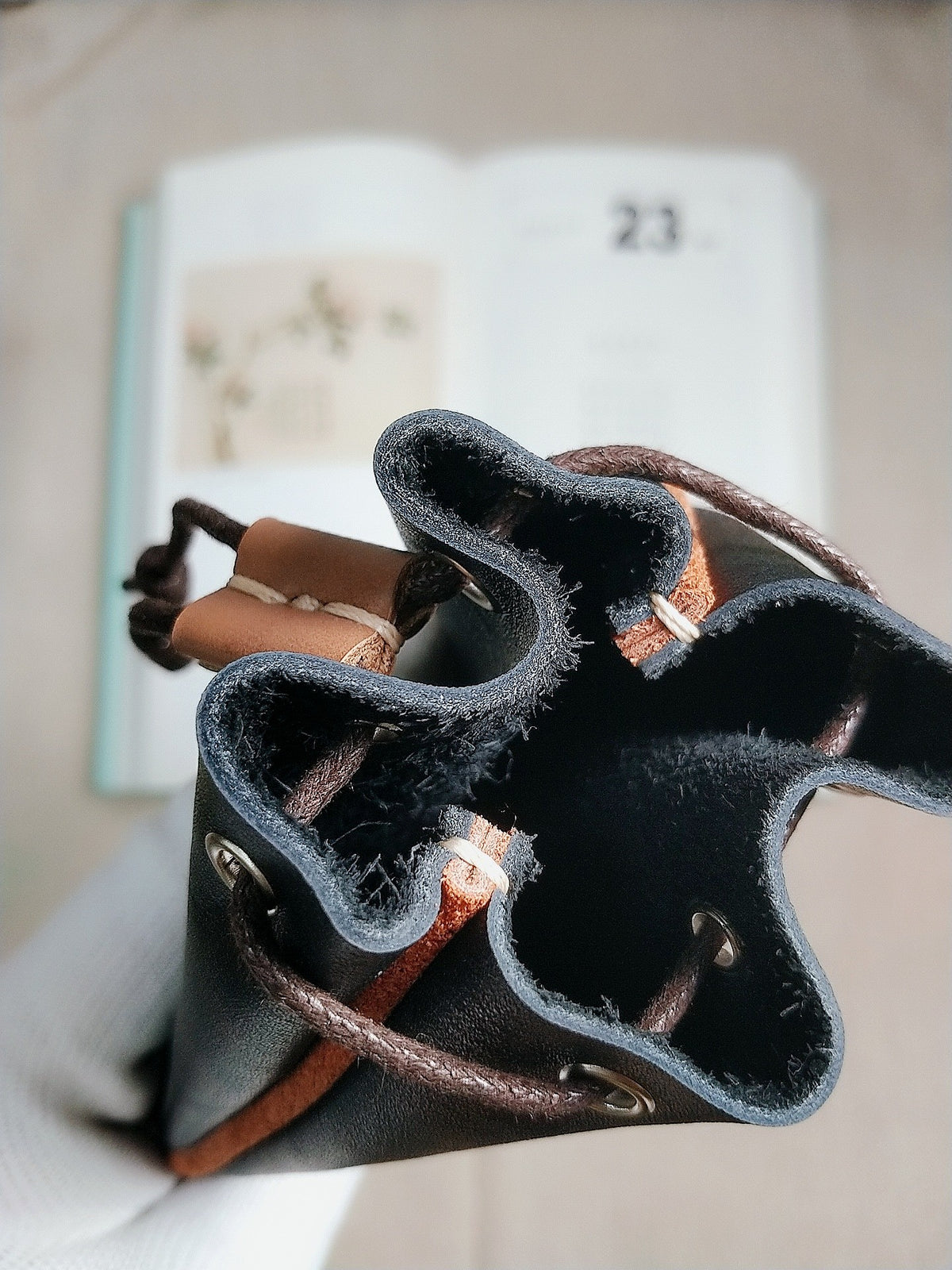 Bolsa de cuero plena flor con cordón, hecha a mano