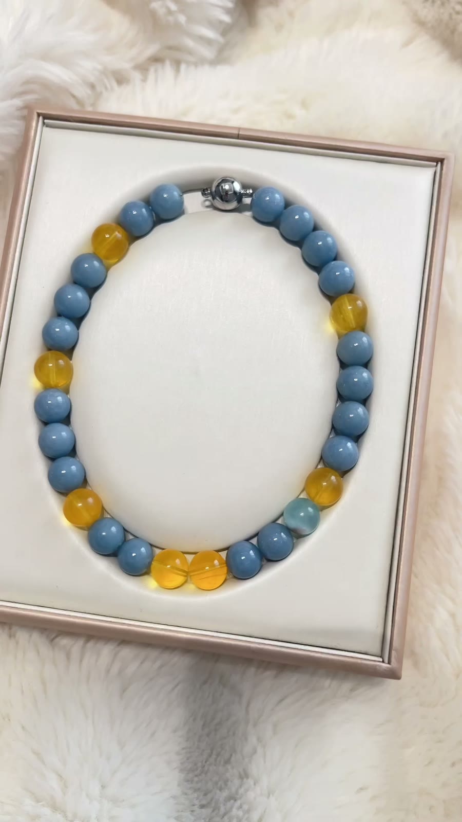 Collier ras-du-cou en perles de cristal bleu clair