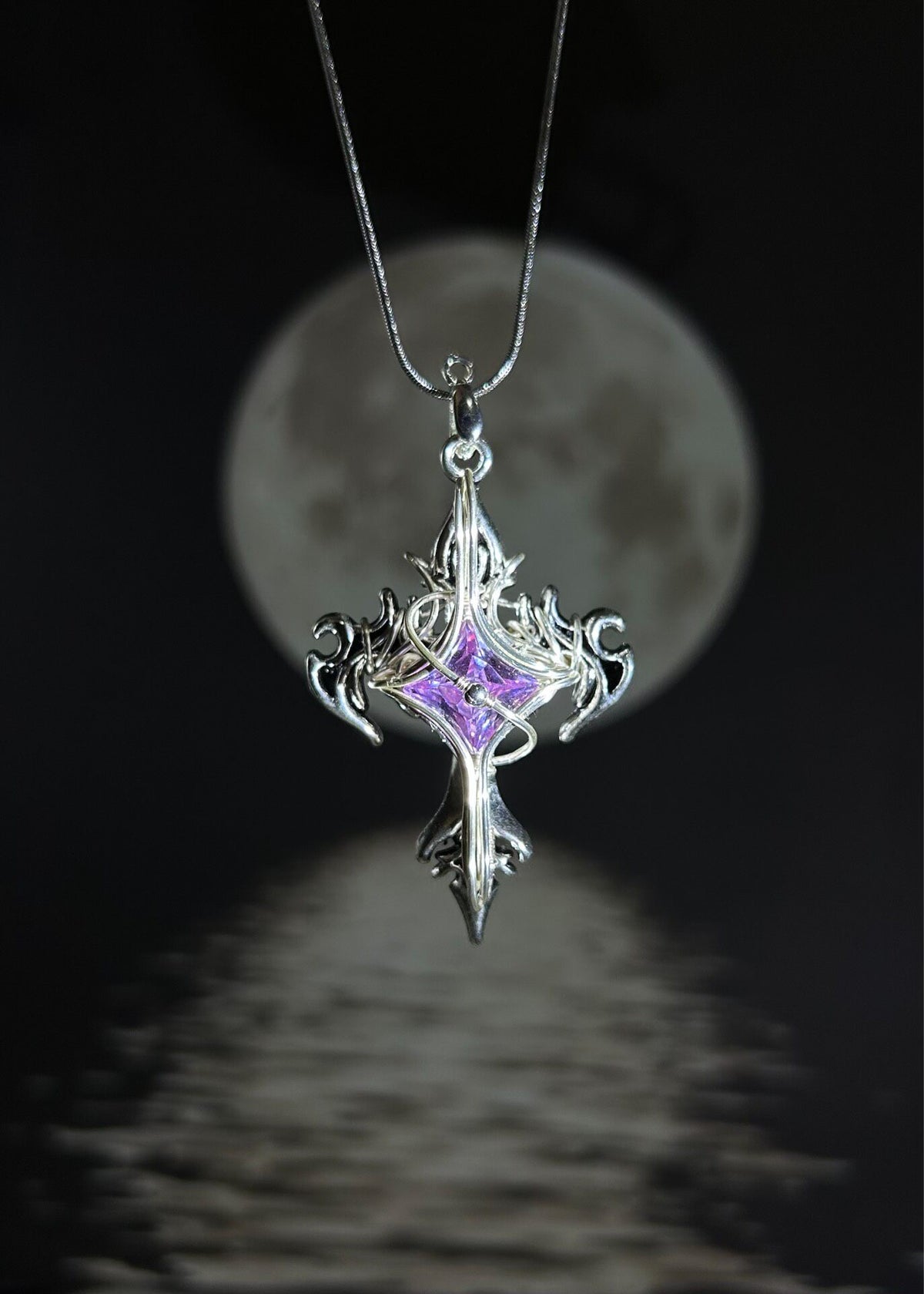 Collier Pendentif en Zircon Violet et Fil d'Argent Enroulé