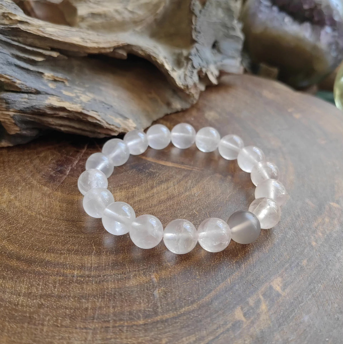 Rosenarz-Armband mit lila Chalzedon-Akzent