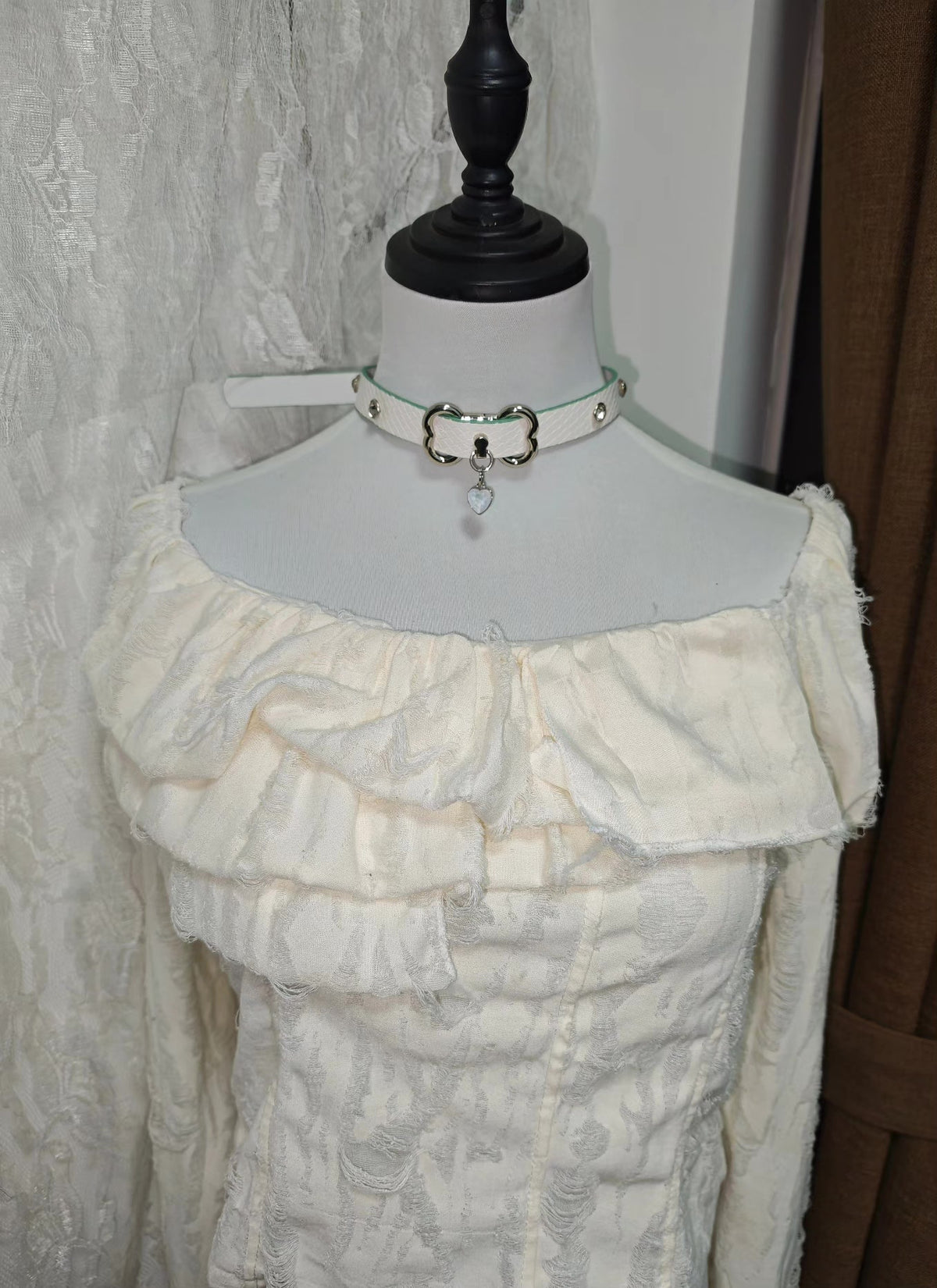 Choker de Bambu em Couro Branco Feito à Mão