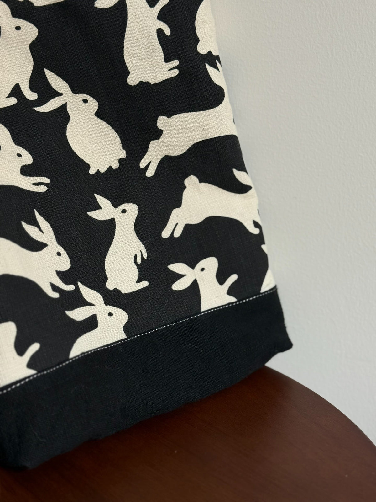 Cabas artisanal en toile de terre à motif lapin