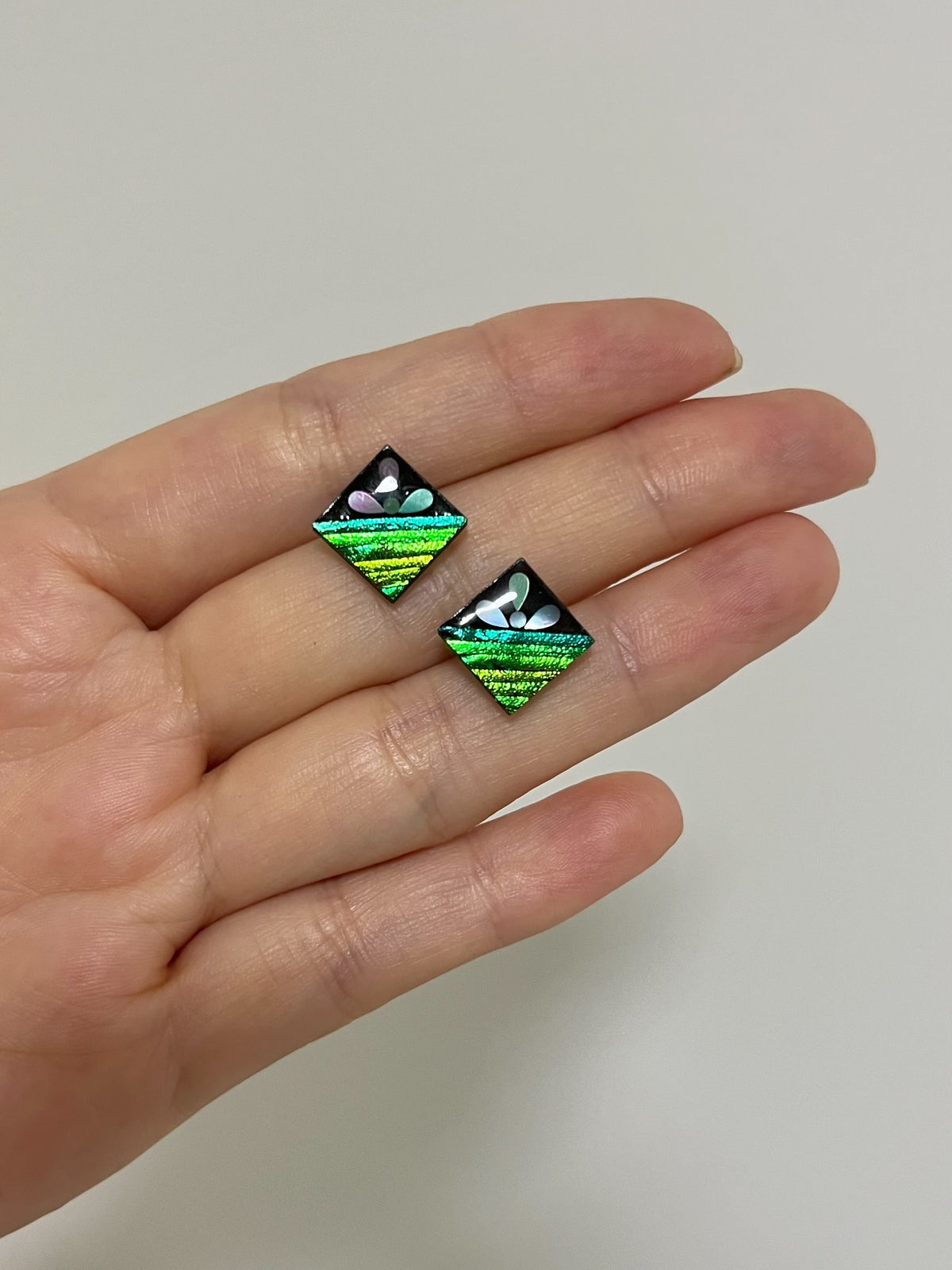 Brincos de Ponto Diamante em Ébano, Besouro e Concha
