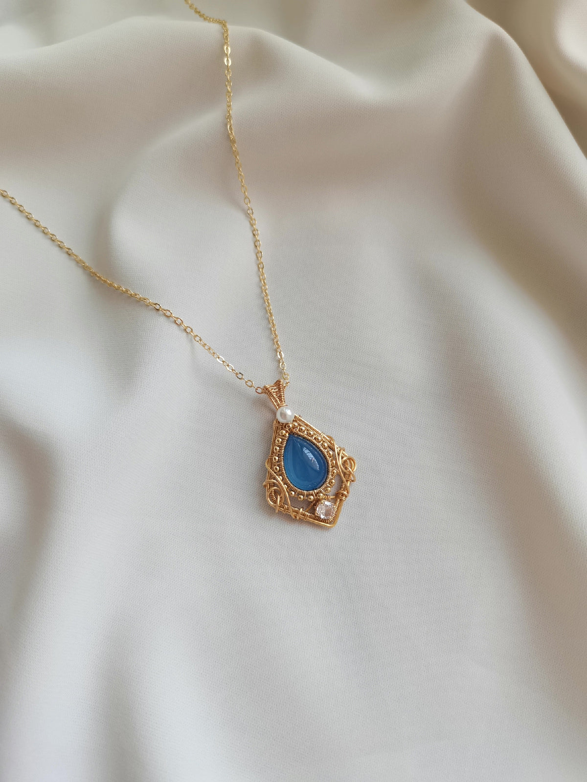 Colar com Pendente de Calcédonia Azul Envolto em Arame