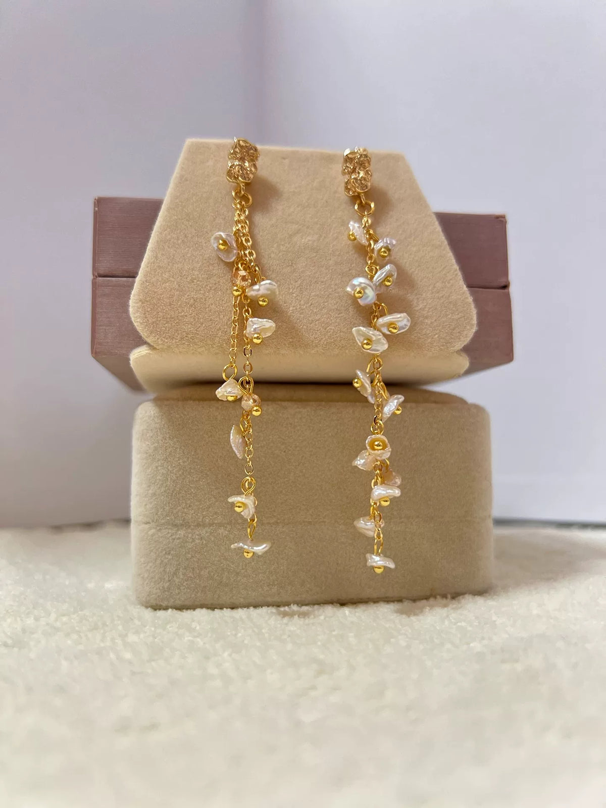 Brincos Pendentes de Corrente Dourada e Pérola de Água Doce
