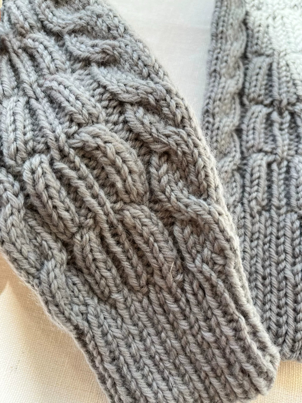 Guantes sin dedos de lana pura tejidos a mano en gris