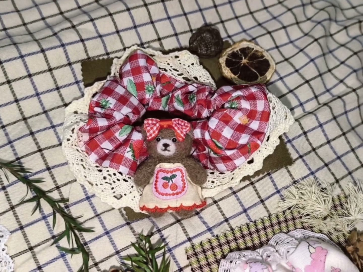 Rot-weiß kariertes Kirsch-Haargummi mit Filz-Teddy