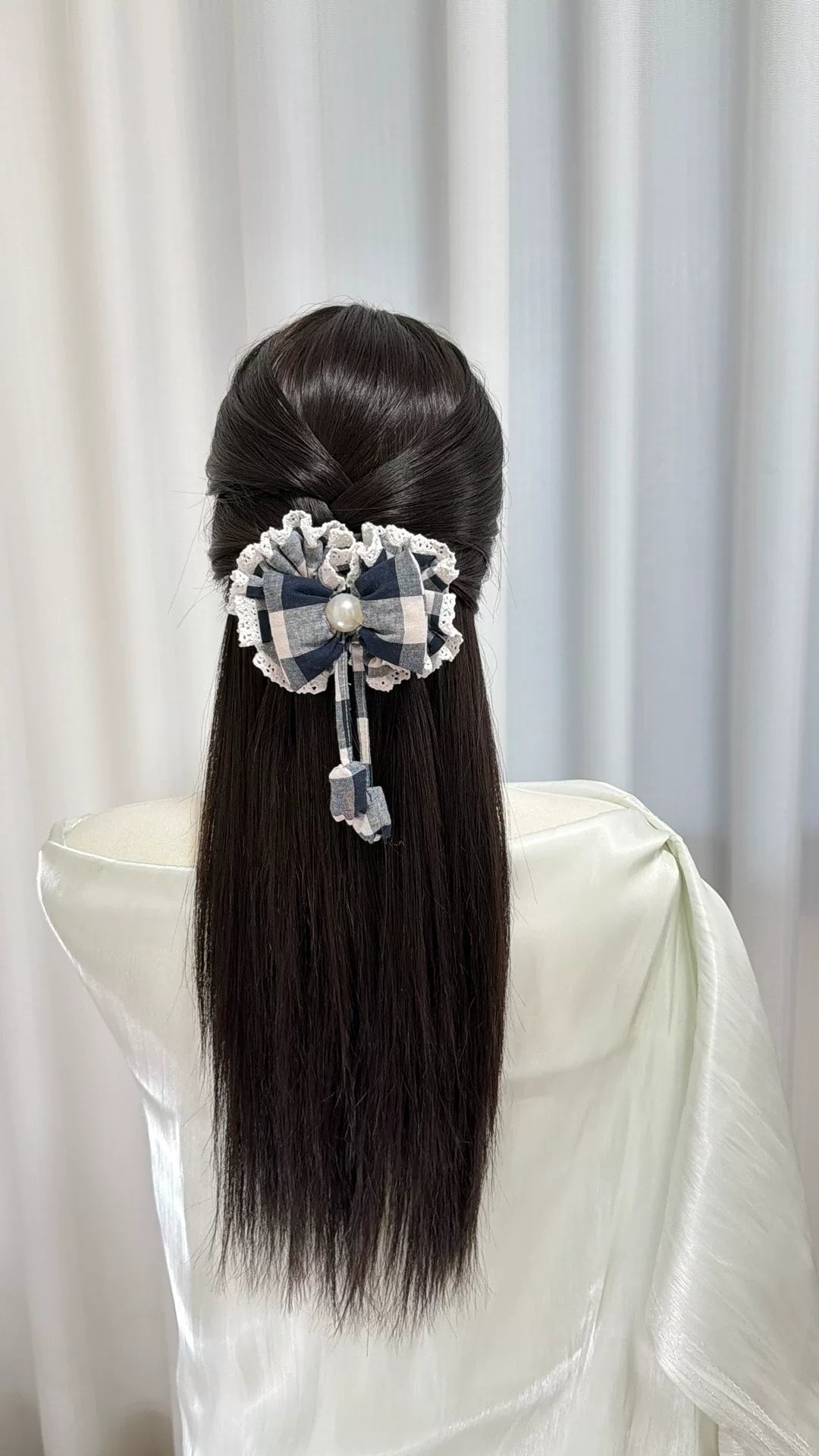 Molletta per capelli con fiocco in gingham blu navy e perla