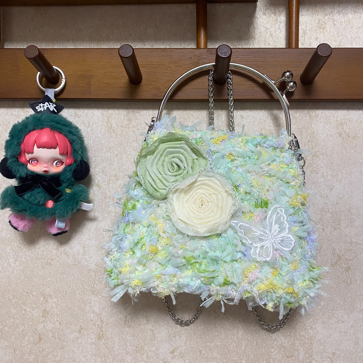 Sac à main fait main en tissu vert tissé à rosettes