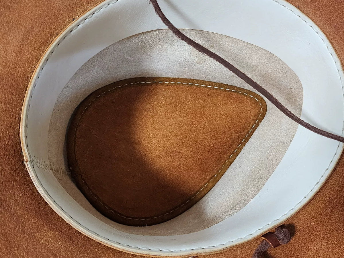 Handgjord cowboyhatt i vegetabililt garvat läder