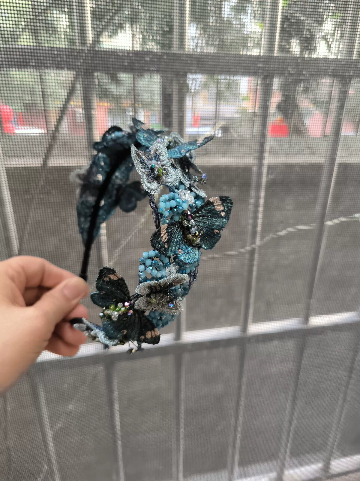 Brede haarband met gebuurde blauwe vlinders