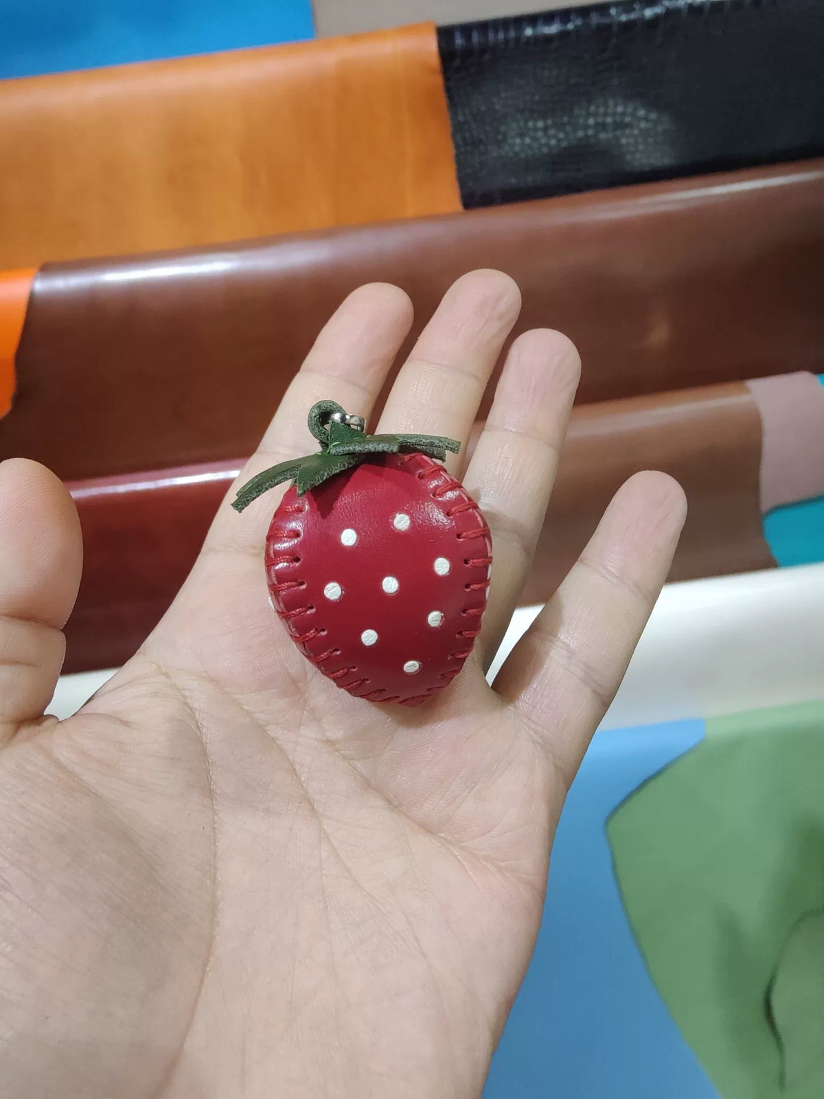 Ciondolo a forma di fragola in pelle rosso scuro, fatto a mano