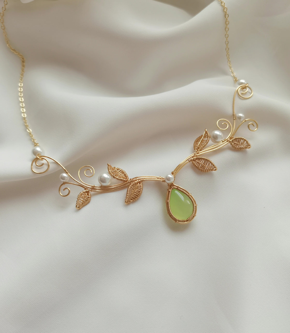 Halsband med prehnit och rankmotiv