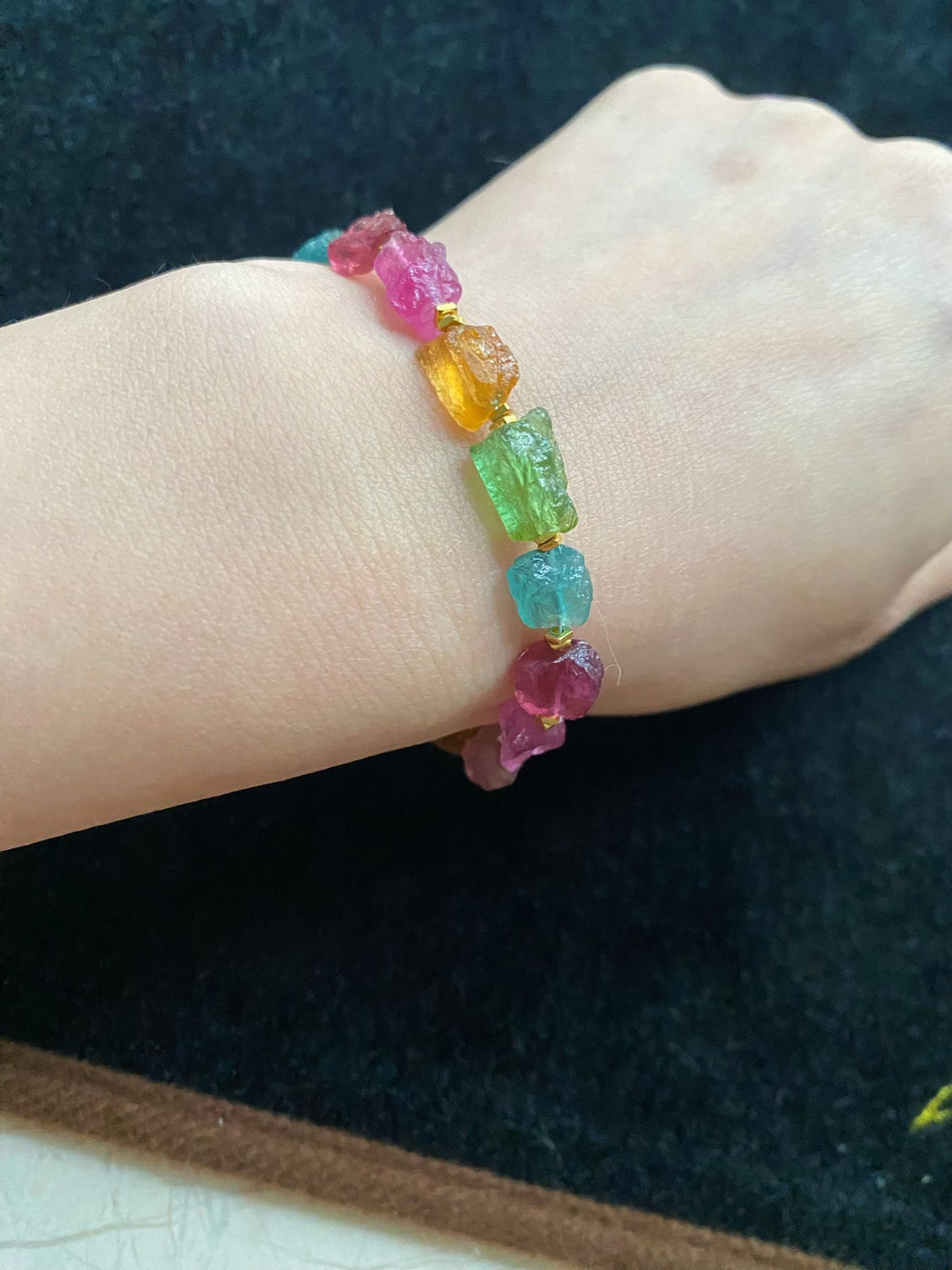 Pulsera arcoíris de turmalina en bruto