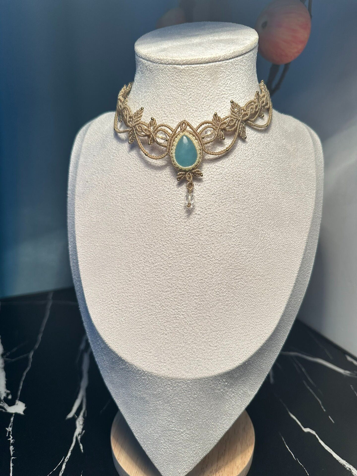 Gargantilla de macramé con aguamarina