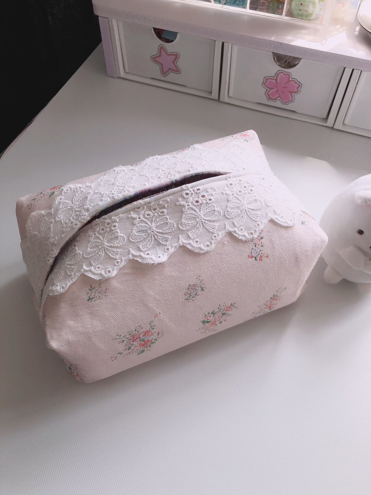 Estuche para pañuelos de encaje floral rosa artesanal