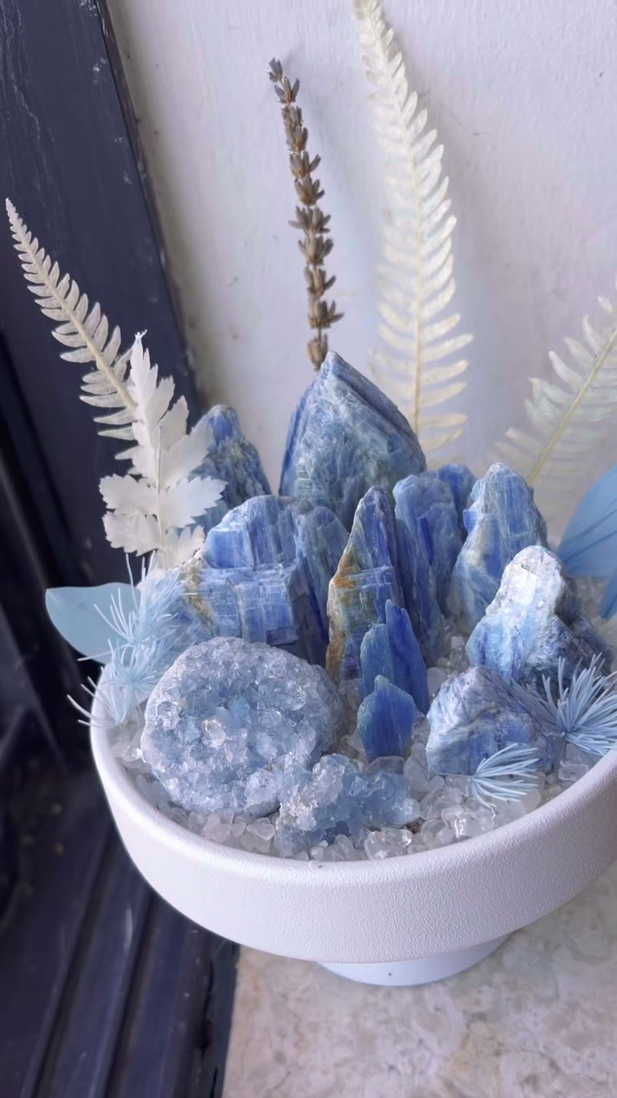 Handgakte Blauwe Kyaniet Kristal Bonsai in Keramische Schaal