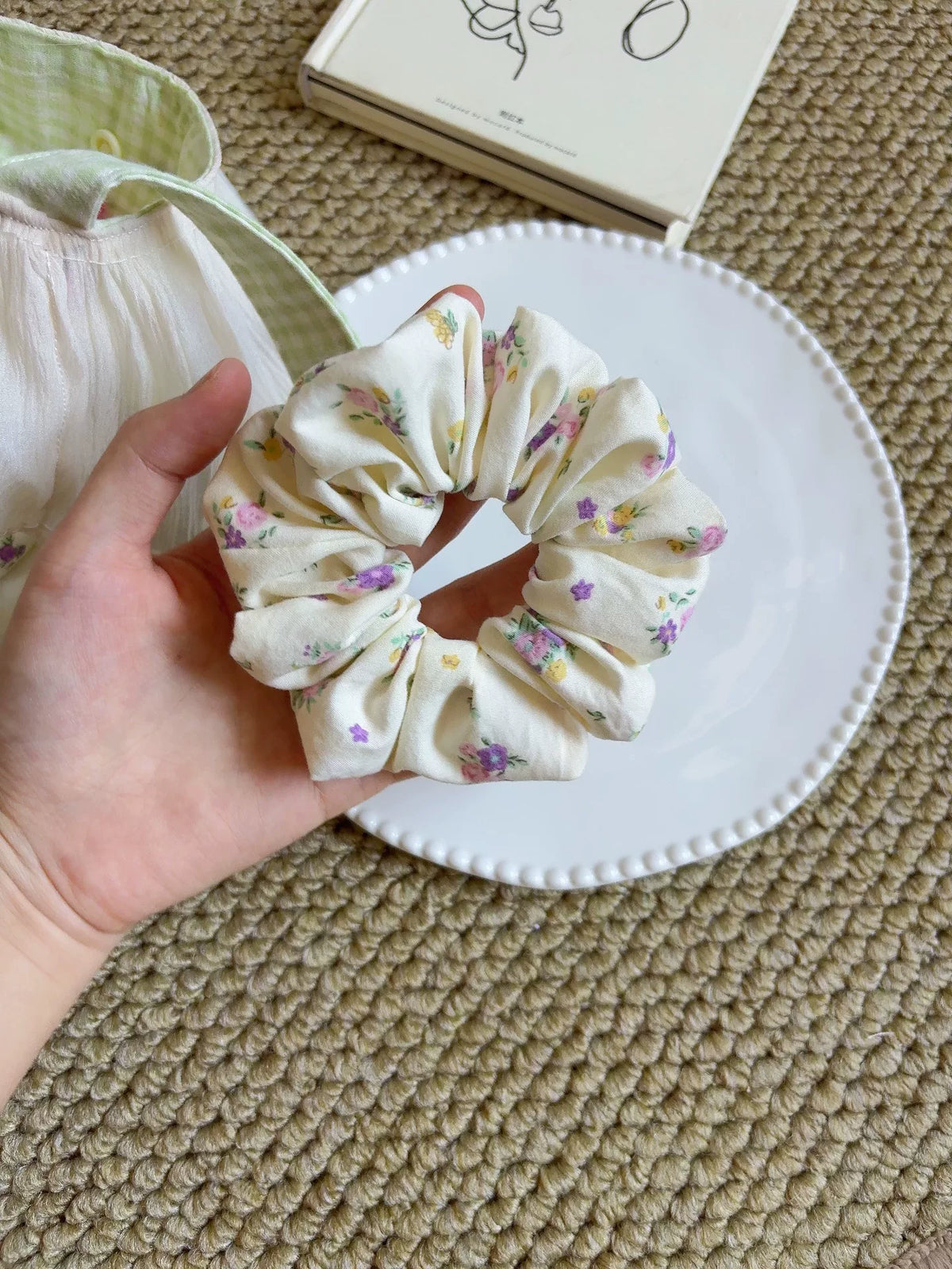 Blumige Baumwololltasche mit Organzafrüsche