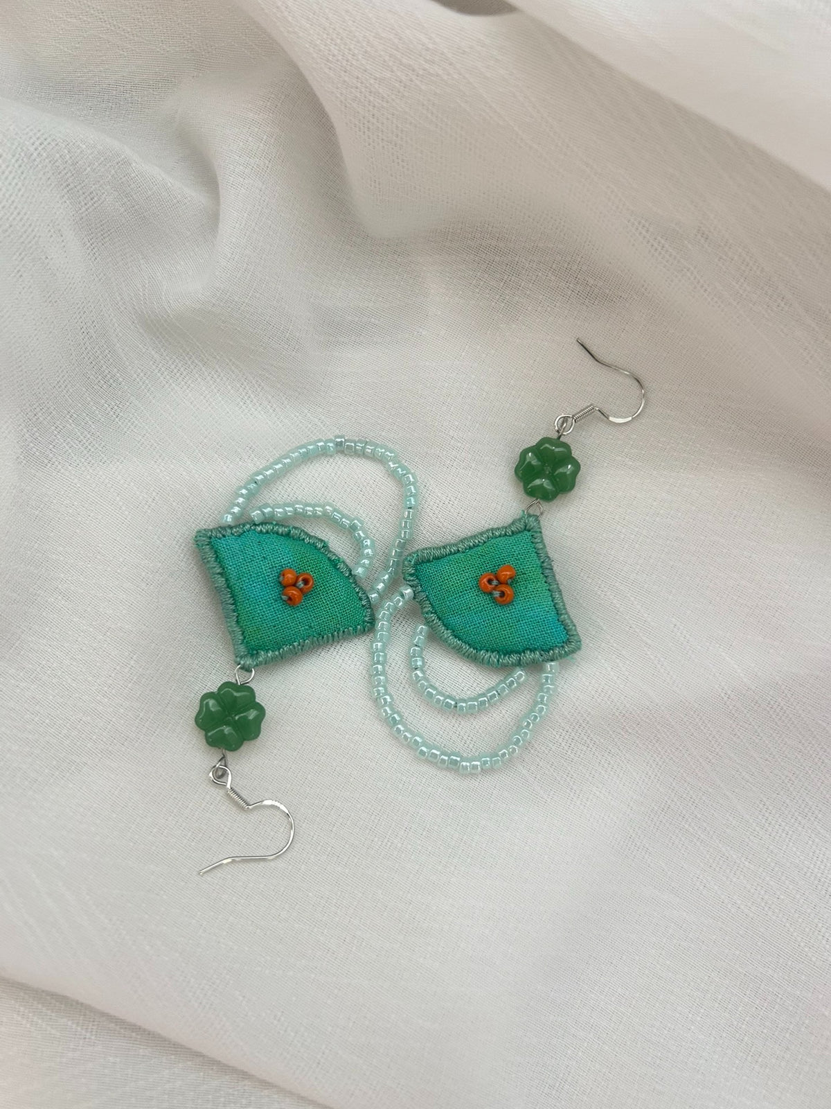 Boucles d'oreilles éventail artisanales en tissu bleu sarcelle et pompons perlés