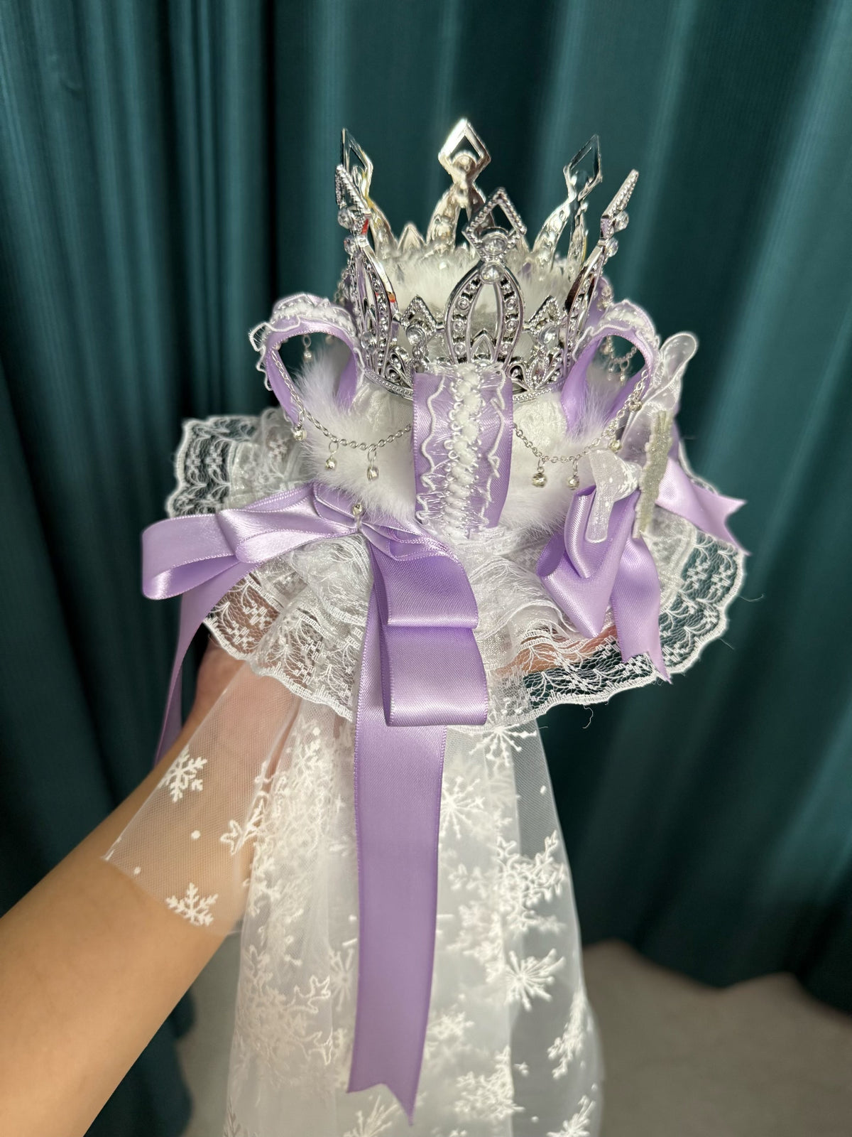 Fascinator de Coroa Roxa com Detalhes em Strass