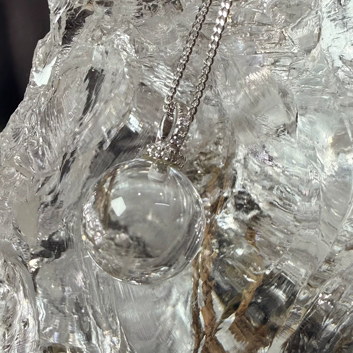 Collar con colgante de esfera de cuarzo transparente y cierre de plata