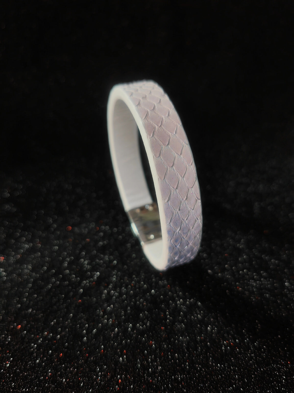 Äkta läderarmband med ormfjällsmönster och magnetlås