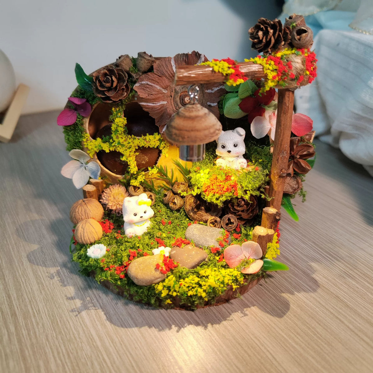 Beleuchtetes Märchengarten-Ornament aus einer Samenkapsel