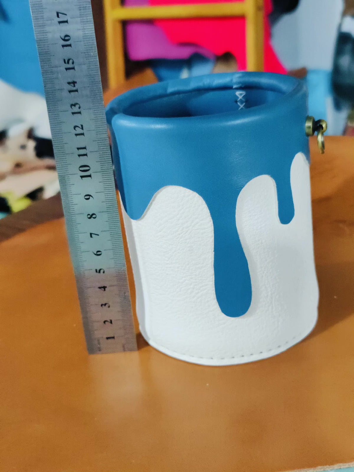Porta-lápis em Pele Azul-Céu e Branco