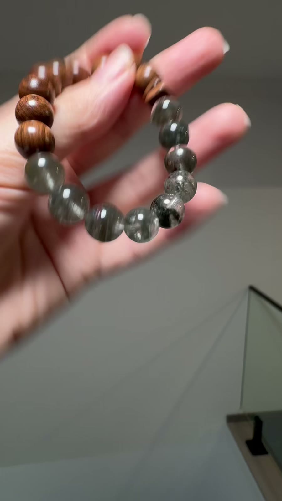 Perlenarmband aus grünem Phantomquarz und Sandelholz