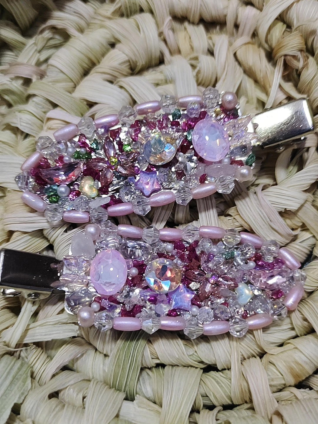 Barrettes aux perles roses, cristaux et sequins