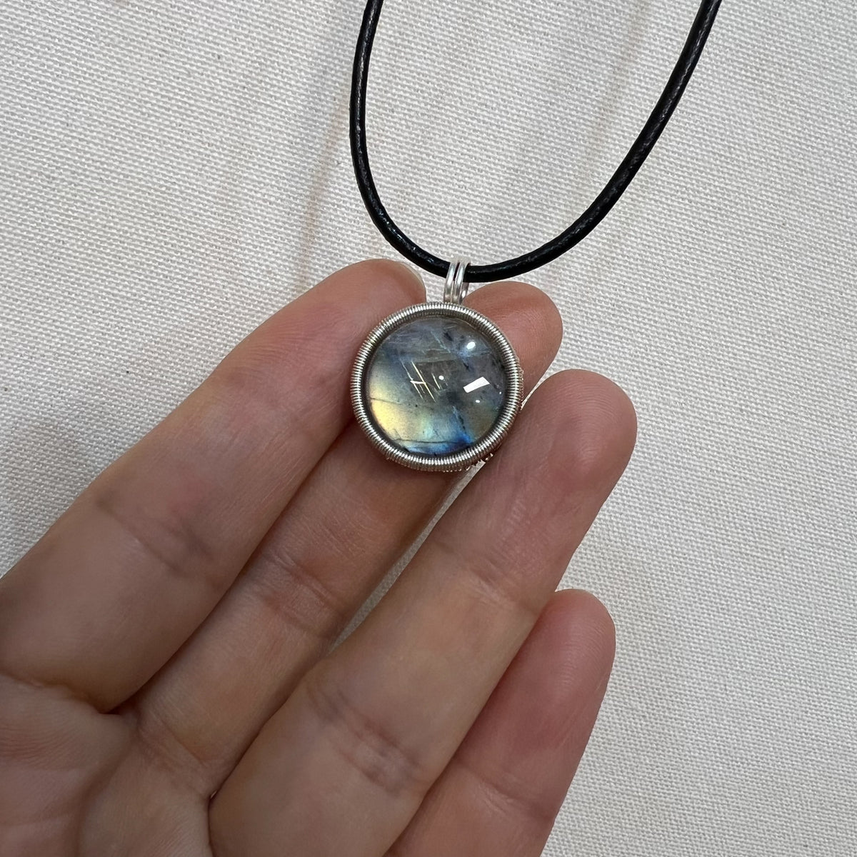 Pendentif labradorite avec serti en fil enroulé