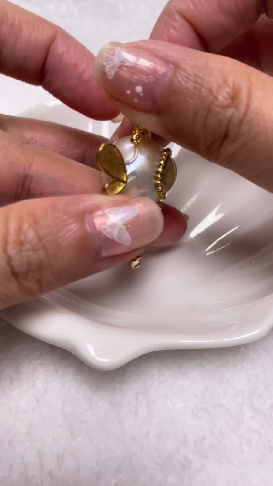 Dije de monstruo con perla barroca y corona