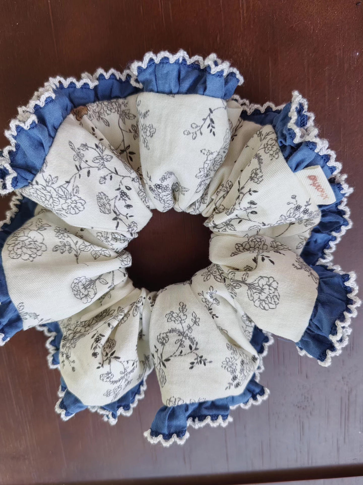 Oversized Bloemen Katoen Haarscrunchie met Blauwe Kant Ruche