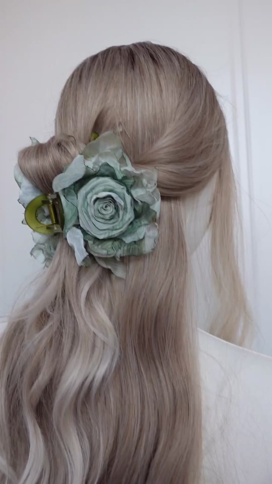 Pince à cheveux avec roses en tissu vert