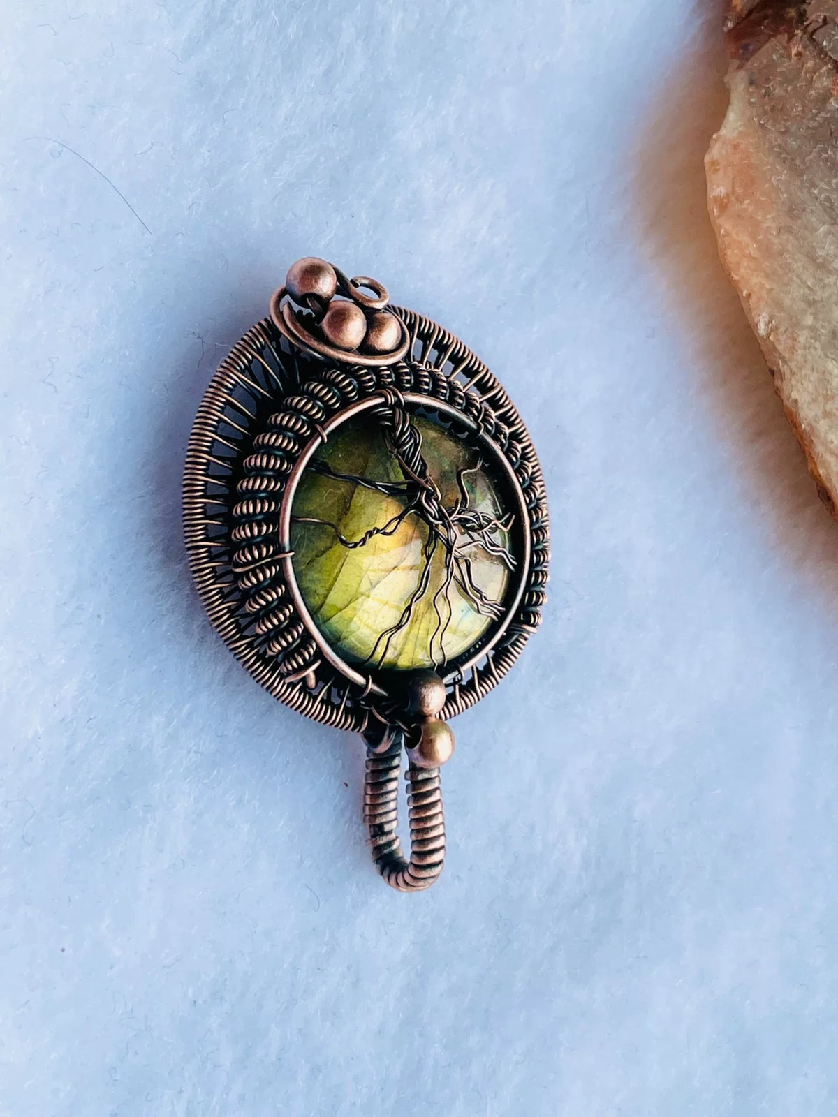Ciondolo in Labradorite Artigianale con Filo di Rame