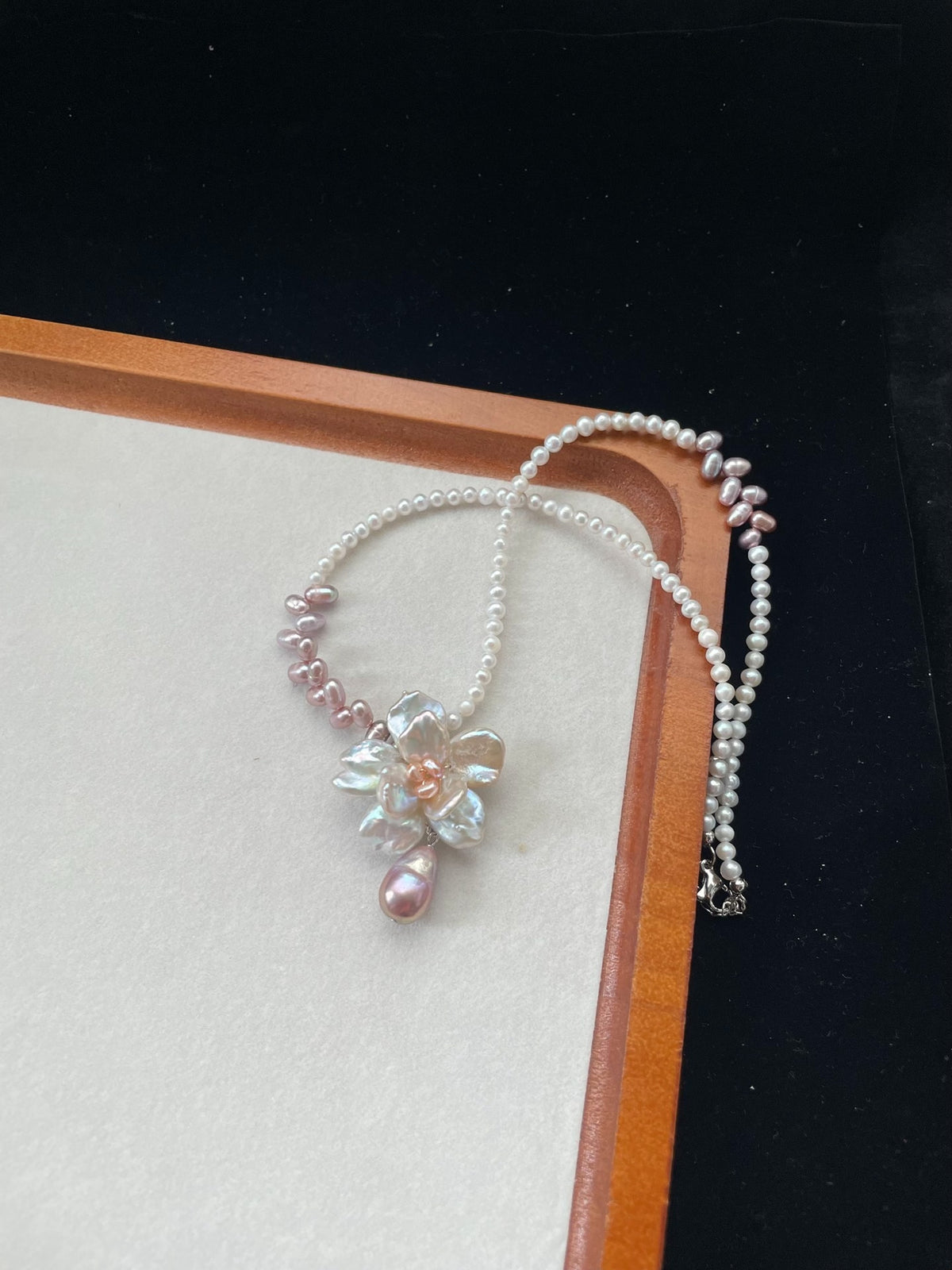Collar de Perlas Naturales con Acentos Lavanda