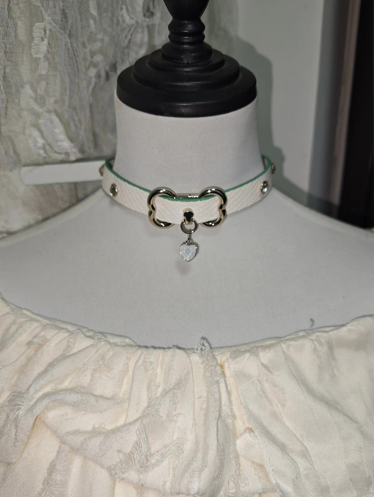 Choker de Bambu em Couro Branco Feito à Mão