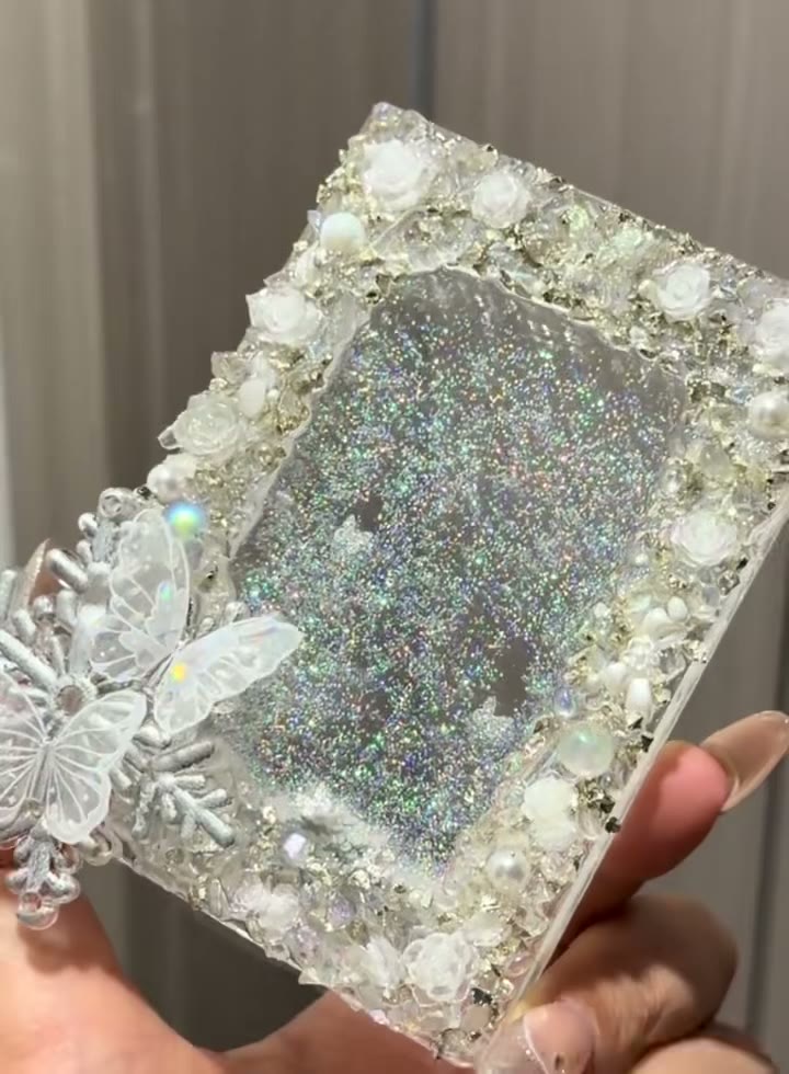 Moldura de Glitter Prateado Quicksand com Borboletas