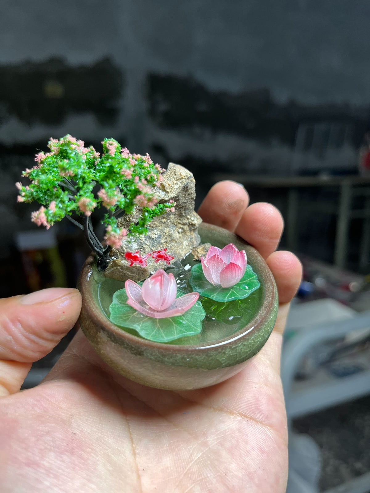 Lotus en koi keramisch miniatuur-landschapornament