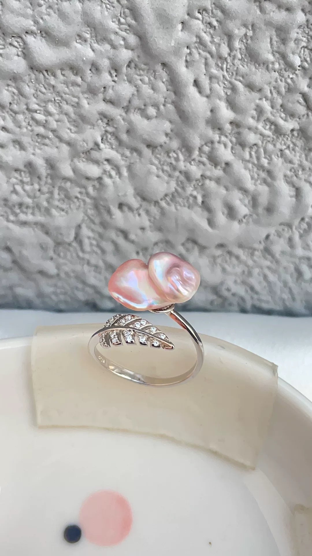 Anillo de perla barroca y hoja en plata de ley 925