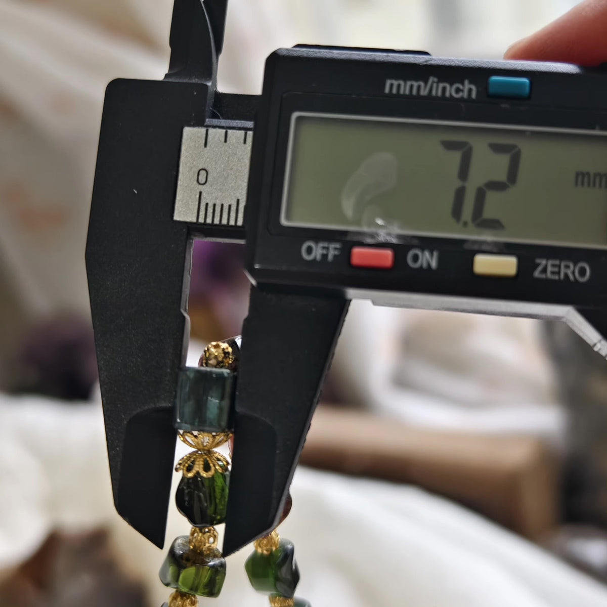 Armband med naturlig turmalin och kubformade pärlor