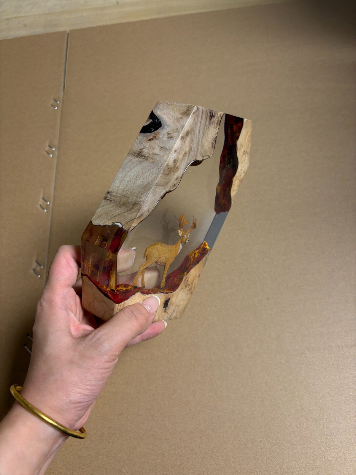 Hexagonal trä-resin hjort dioramalampa