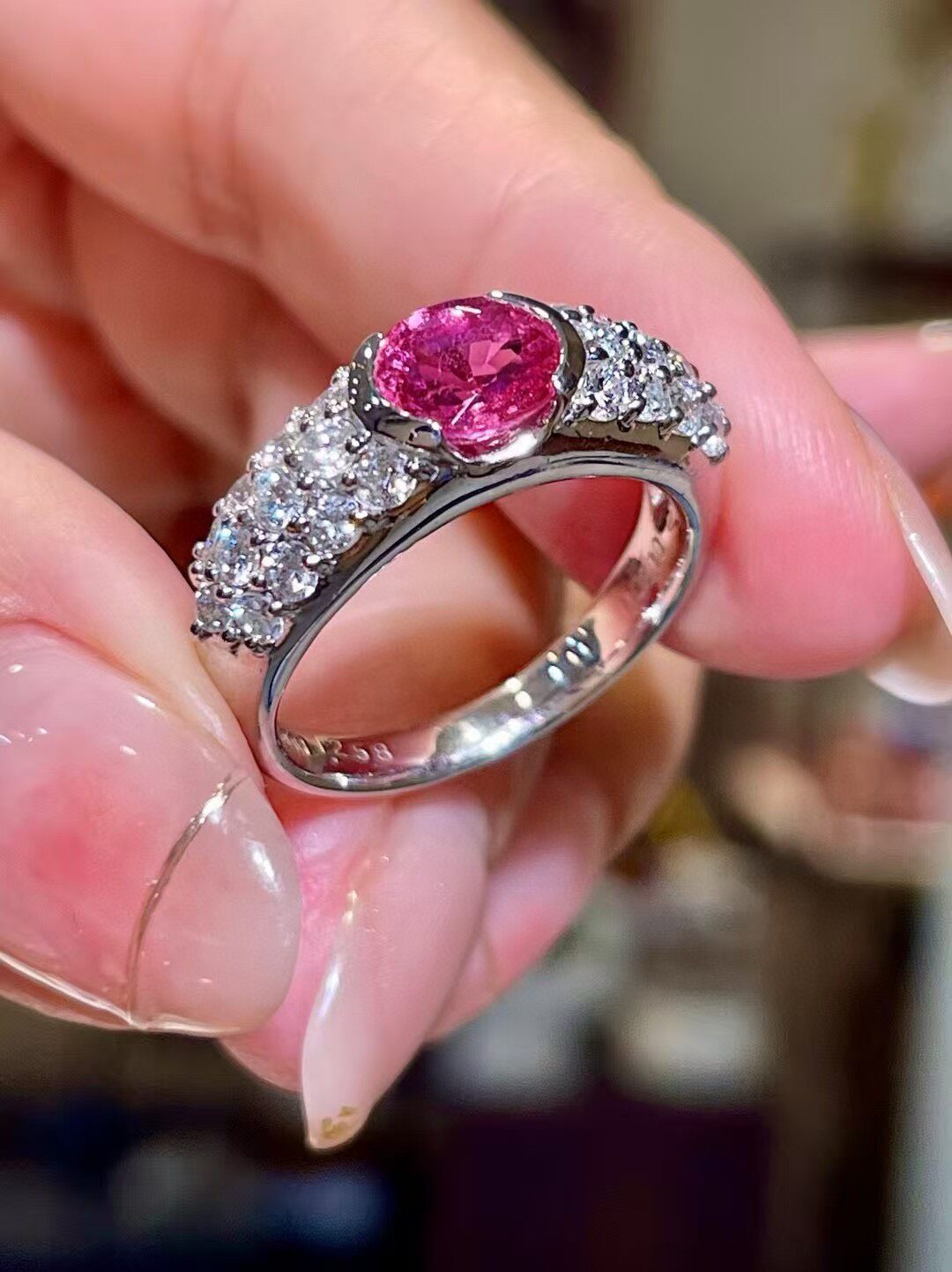 Pt900 Platinum Ring with 1.25ct Padparadscha Sapphire and 0.8ct Diamond Accents