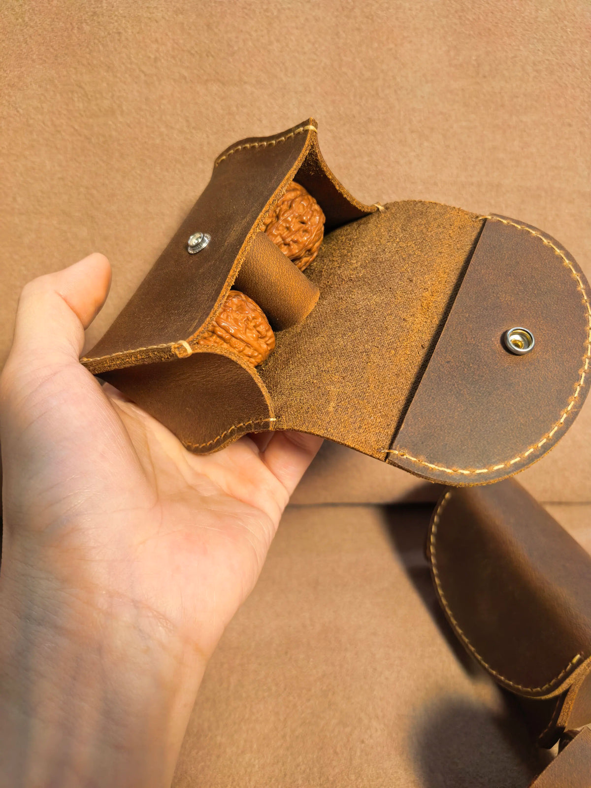 Leder-Etui für Walnüsse aus Vollnarbleder