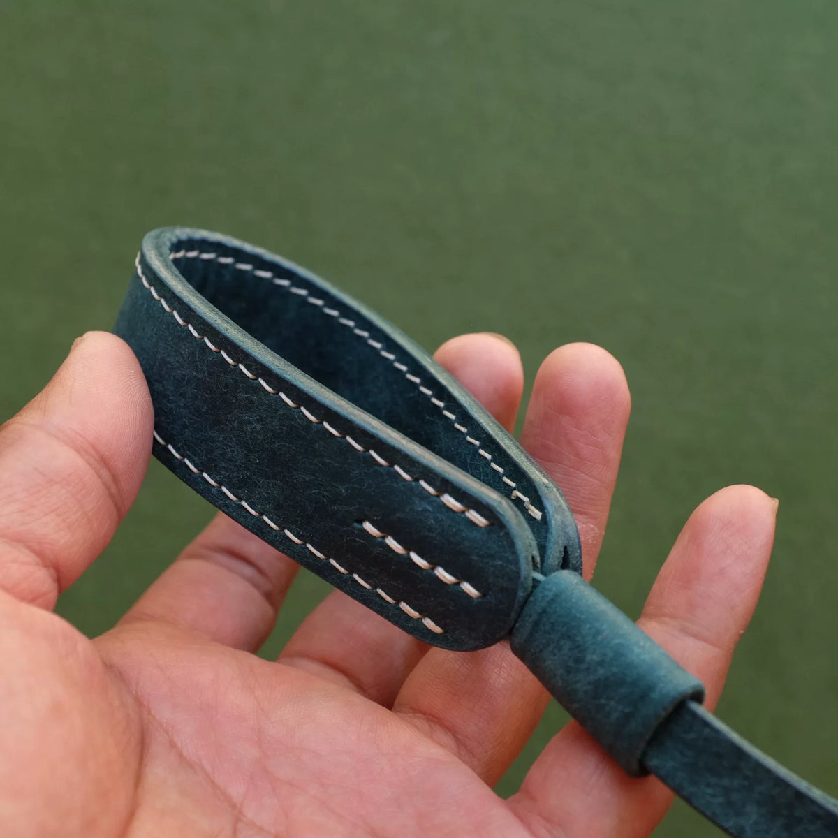 Polsino in pelle con anello di metallo