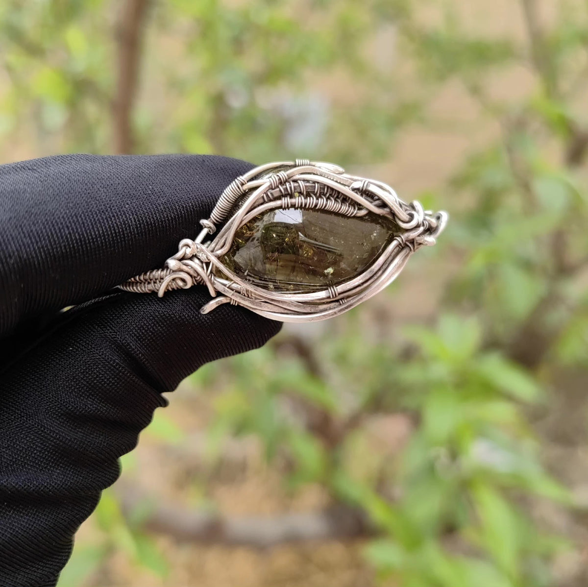 Pendentif tsavorite naturel en argent et fil torsé