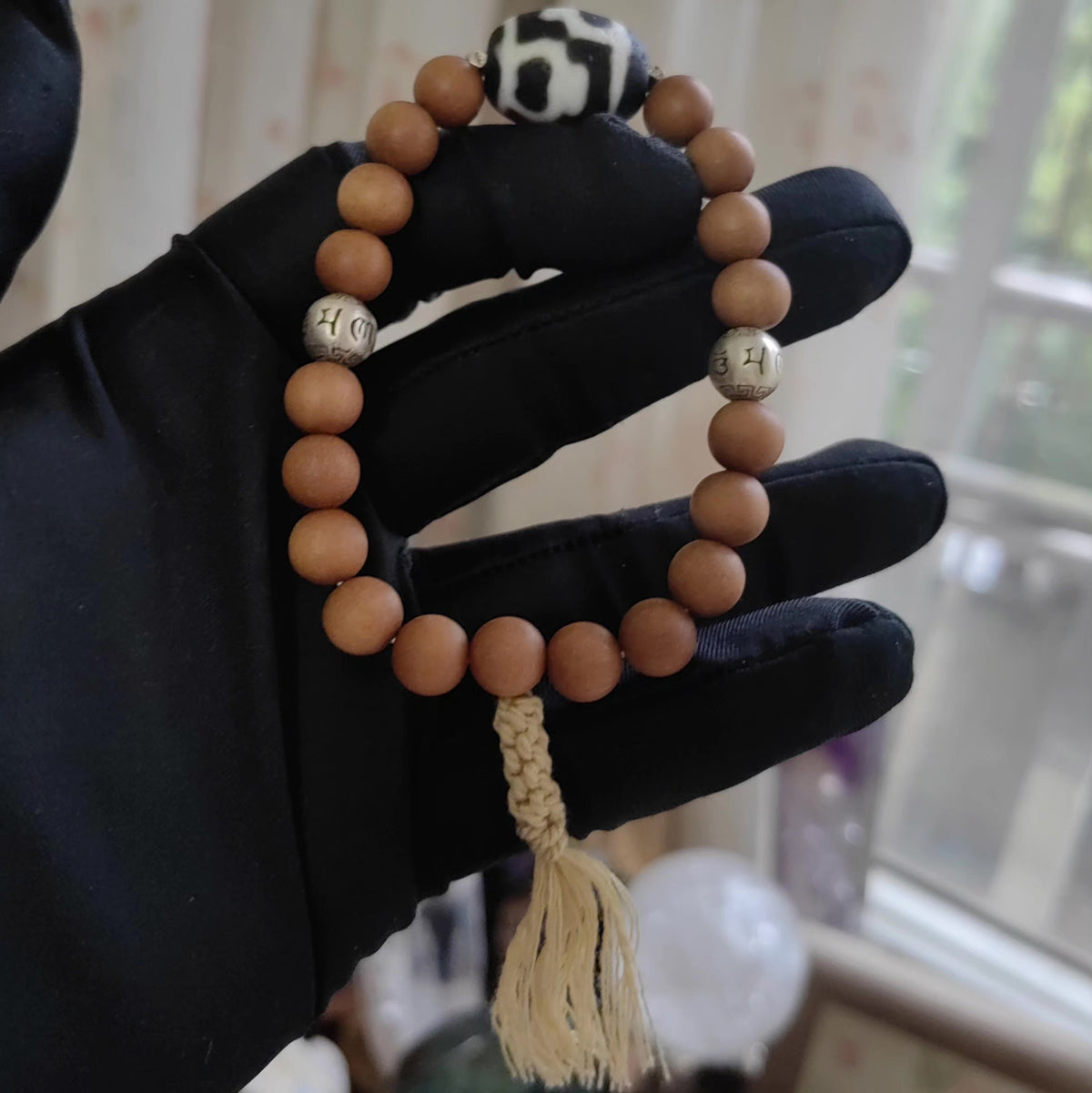 Old Mountain Sandalwood Bracelet with Agate Dzi Bead