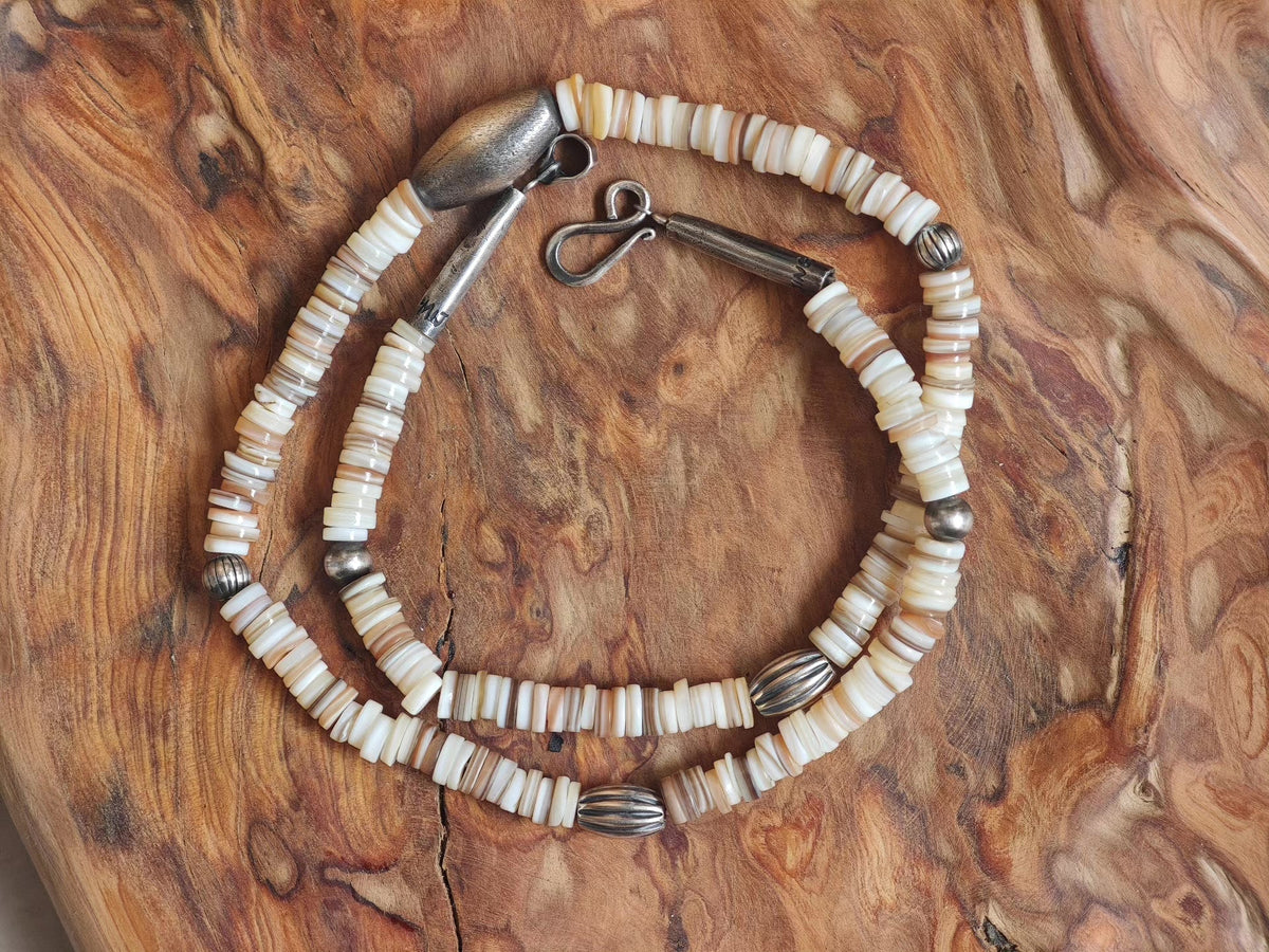 Halskette mit Heishi-Perlen aus Muschel und Sterlingsilber