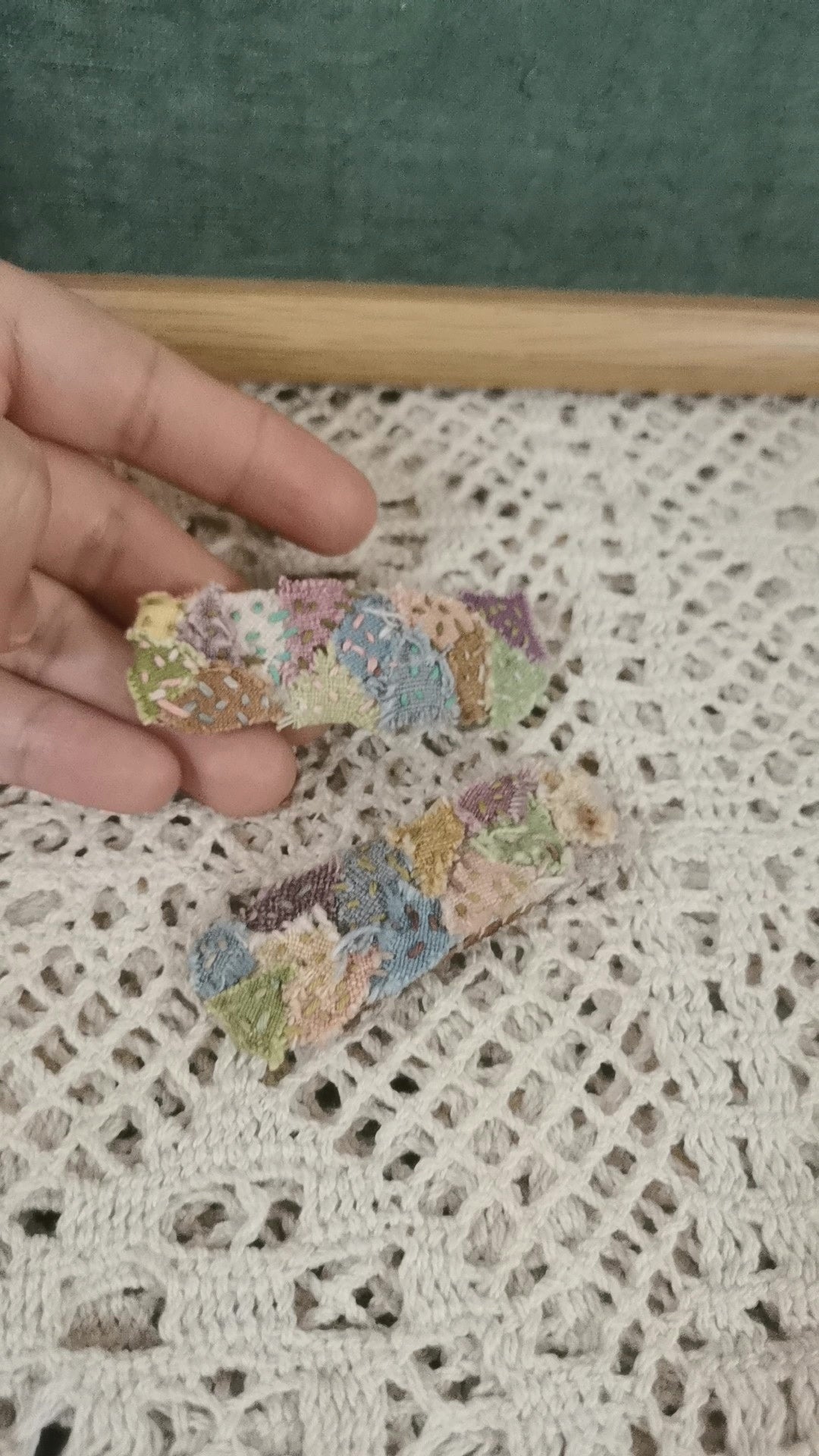 Gema de Cabelo em Patchwork Feita à Mão com Base de Couro