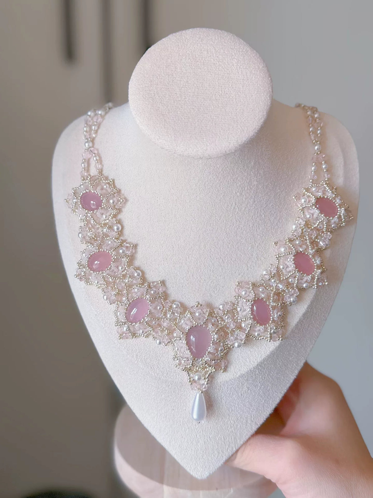 Halskette im Bib-Stil aus rosa Chalcedon